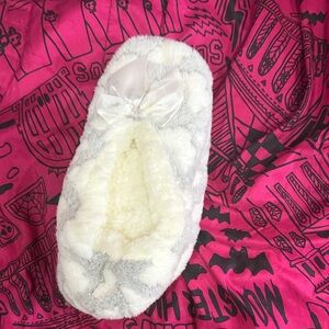 👛 Cozy White and Gray Slippers